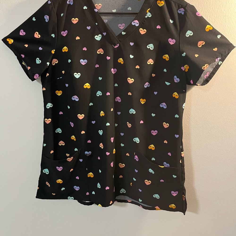 Source Unknown Black Heart Print v-neck scrub Top